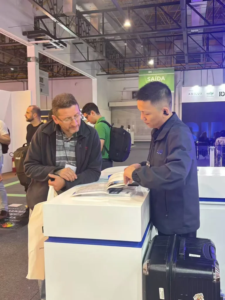 FAHOLD introducing product information and discussing requirements with a visitor.