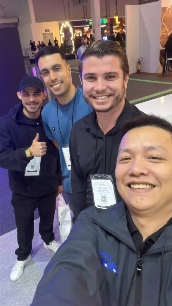 FAHOLD team with visitors during Expolux 2026 in São Paulo.